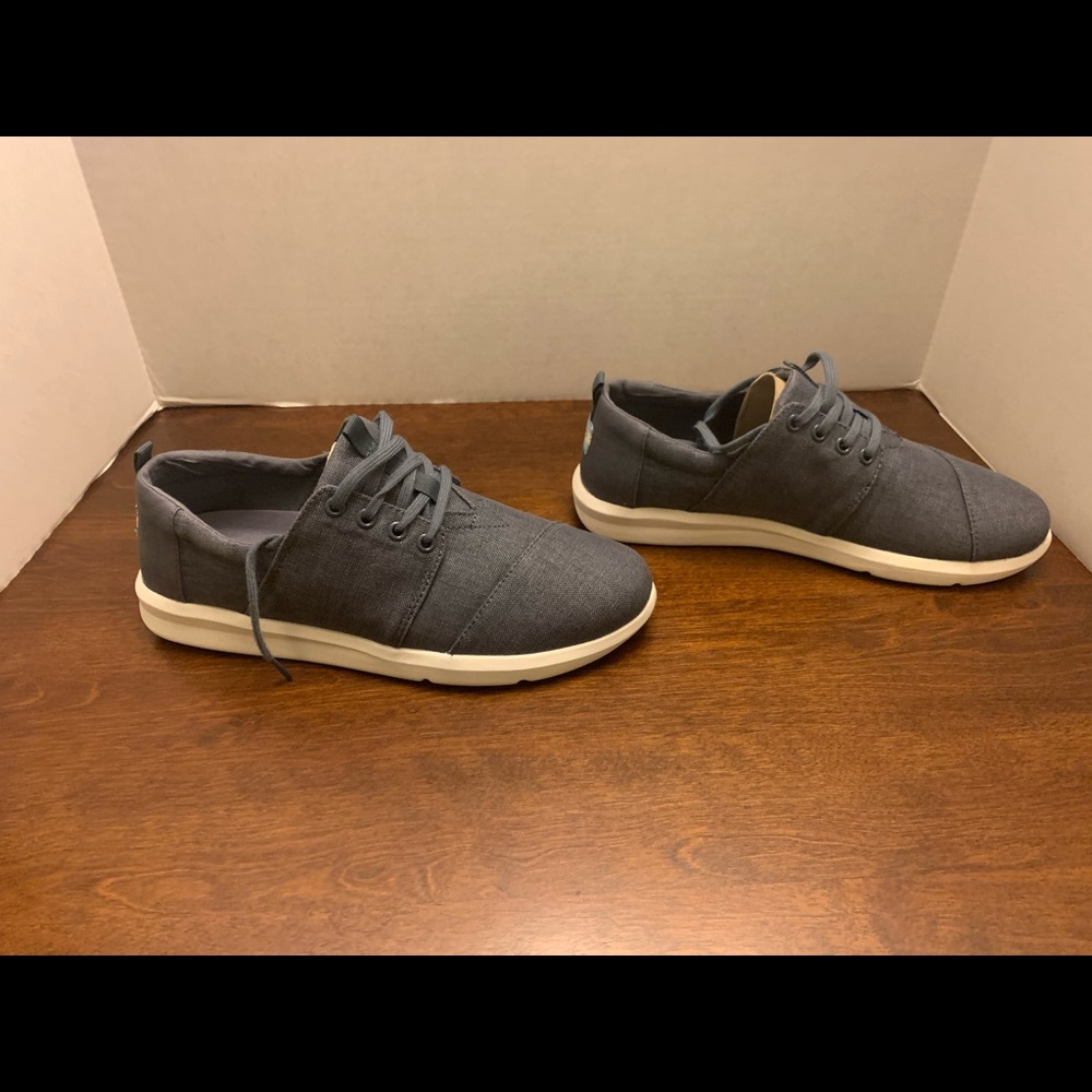 Men’s Toms Shoes Size 9.5 Blue Denim